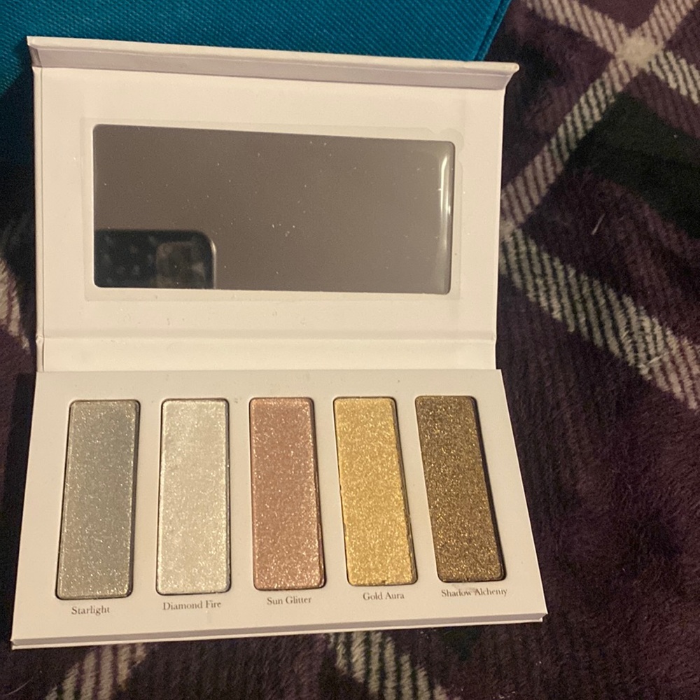 Kypris Never used shimmer pallet